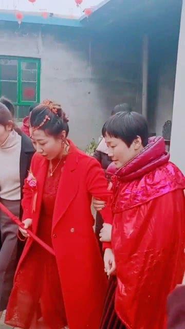 新郎司仪吃瓜群众